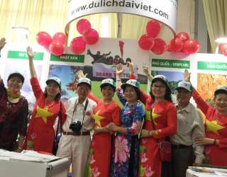 Du khách đến tham quan gian hàng hội chợ VITM của GrandViet Tour 2019