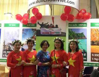 Du khách tại gian hàng hội chợ VITM 2019 GrandViet Tour