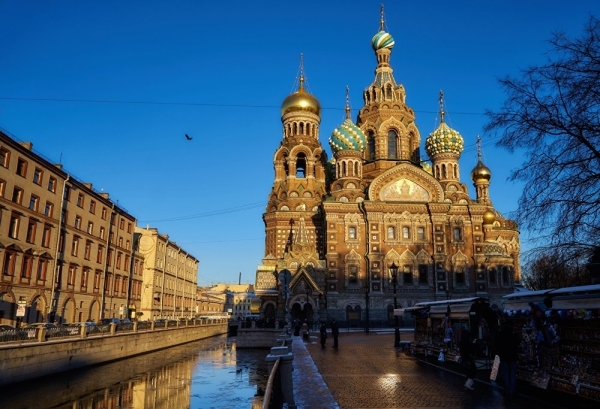 Nhà thờ Savior on Spilled Blood được nhìn từ xa 