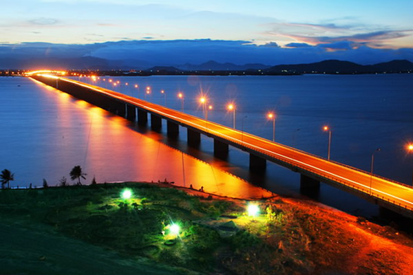 Cầu Thị Nại thơ mộng khi về đêm